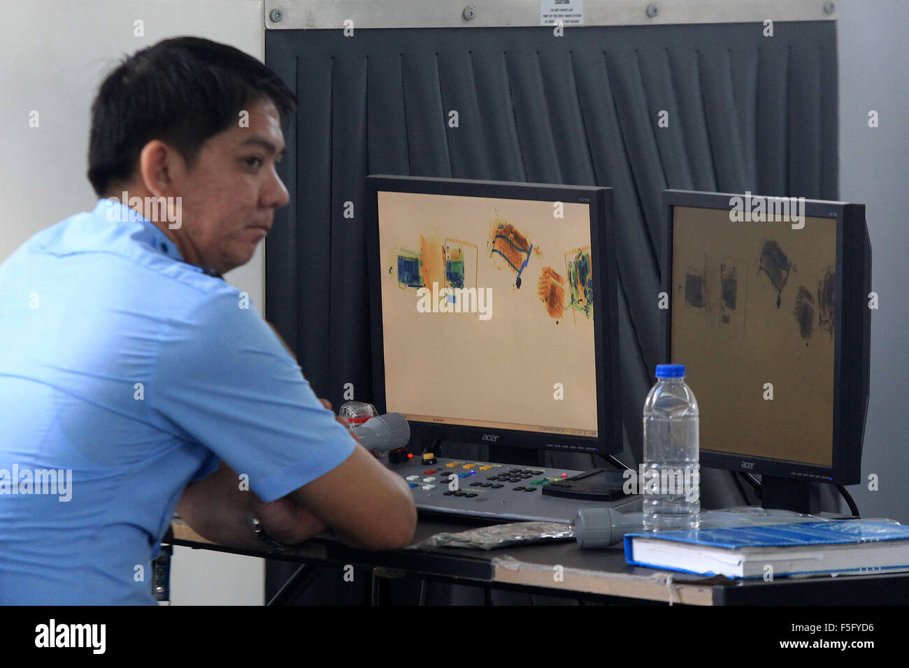 Pasay City, Philippinen. 4. November 2015. Ein Flughafen-Sicherheit-Arbeiter Bewertungen Röntgenbilder von Gepäck auf dem Ninoy Aquino International Airport in Pasay City, Philippinen, 4. November 2015. Philippinische Präsident Benigno S. Aquino III bestellt Montag gründliche Untersuchung der angeblichen Kugel-Bepflanzung Vorfälle auf das Gepäck von Reisenden mit führenden Flughafen des Landes. © Rouelle Umali/Xinhua/Alamy Live-Nachrichten Stockfoto