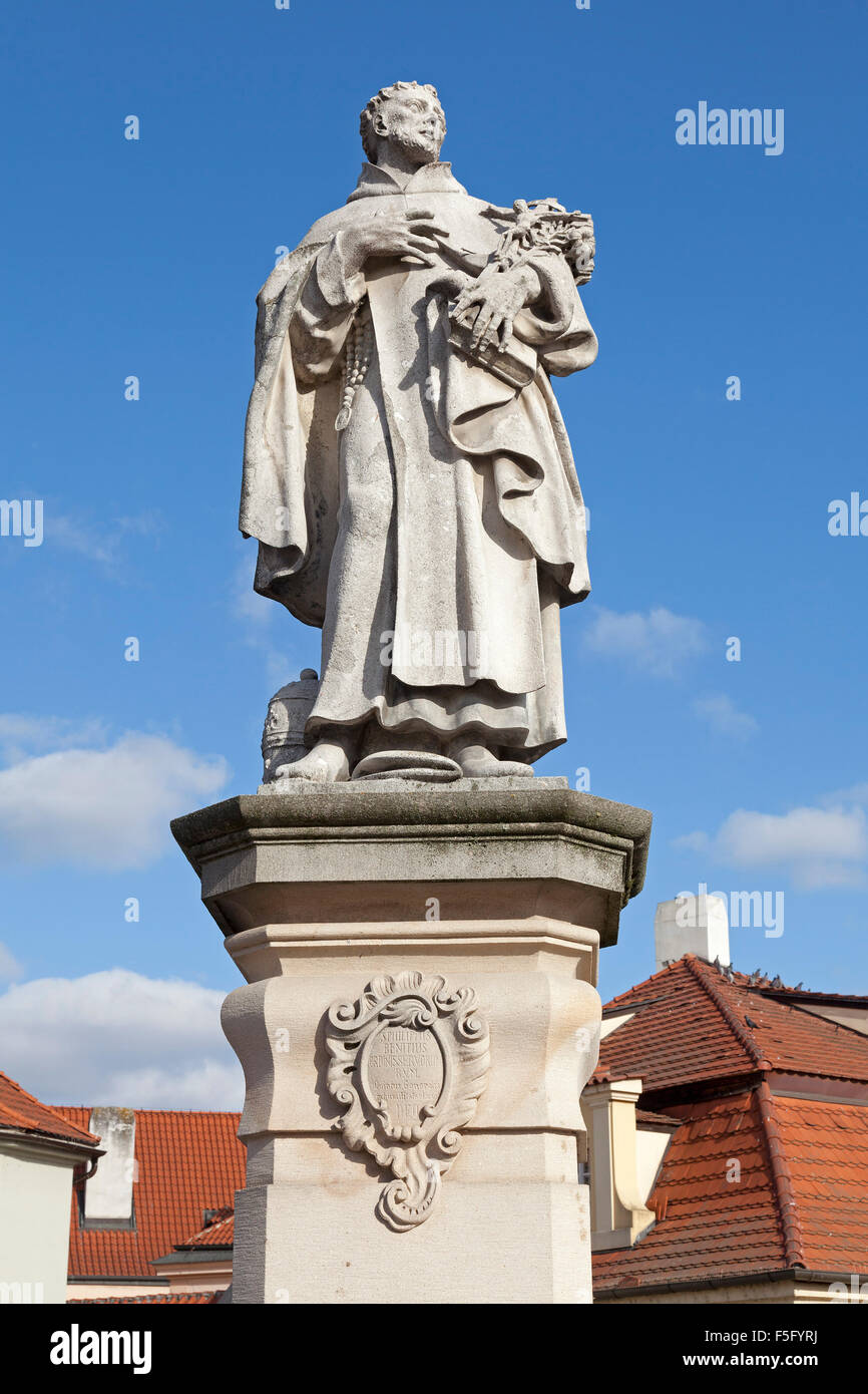 Statue, St Philip Benizi de Damiani, Karlsbrücke (illuminierte am meisten), Prag, Tschechische Republik Stockfoto