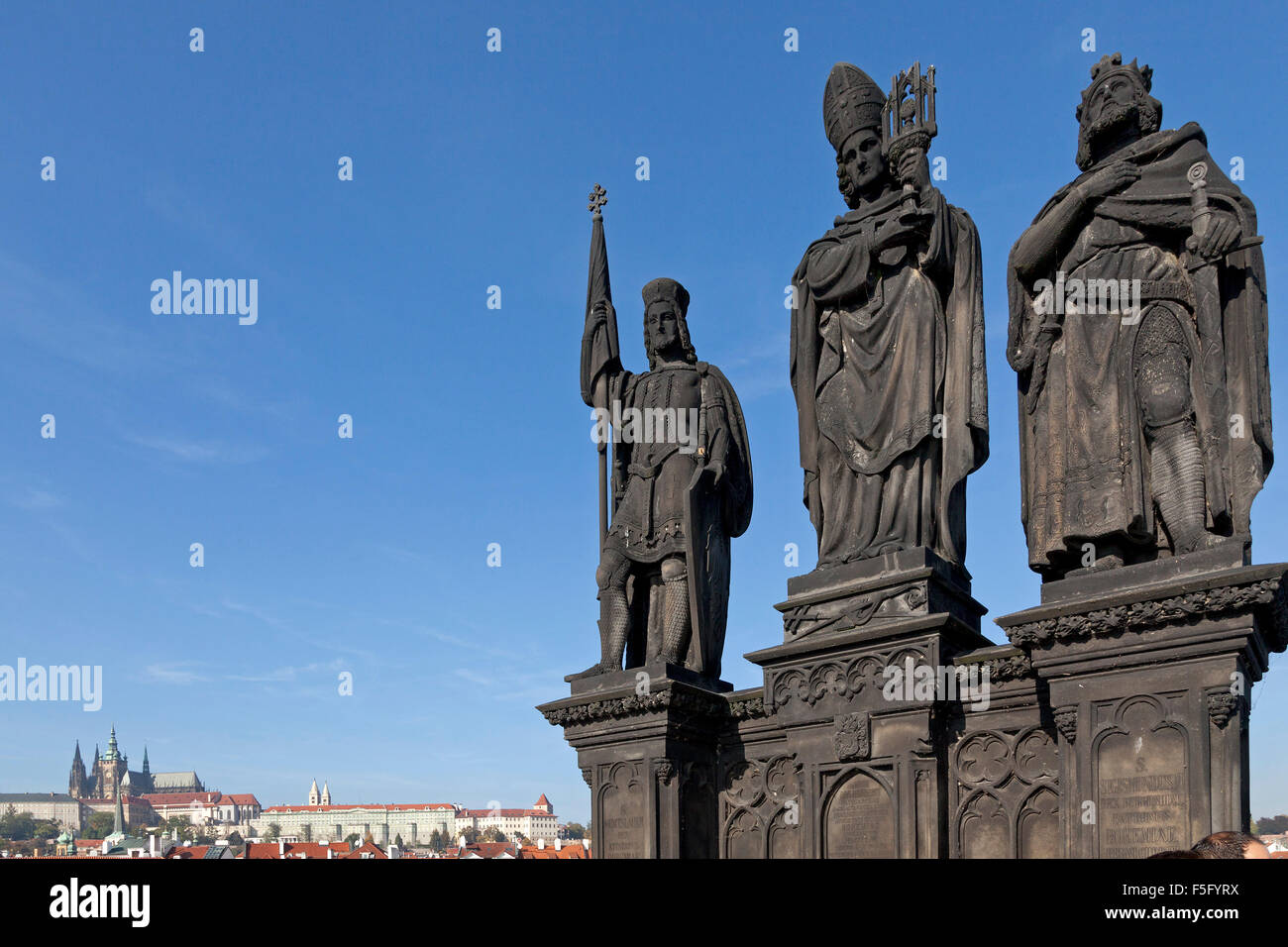 Statuen, St. Wenceslaus I, St. Norbert, St. Sigismund, Karlsbrücke (illuminierte am meisten), Prag, Tschechische Republik Stockfoto