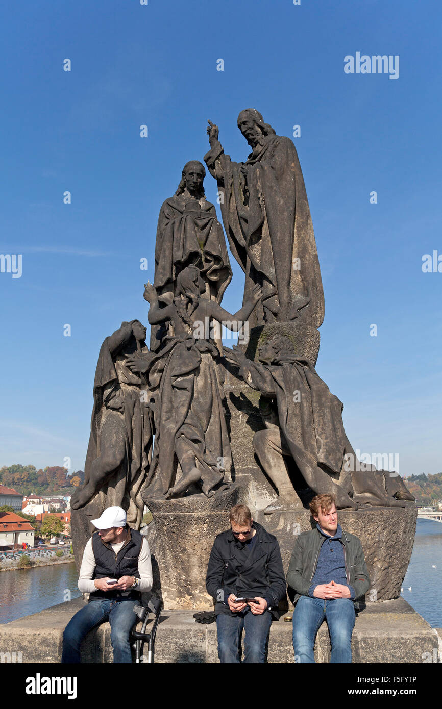 Statuen, St. Cyril und St-Methode, Karlsbrücke (illuminierte am meisten), Prag, Tschechische Republik Stockfoto