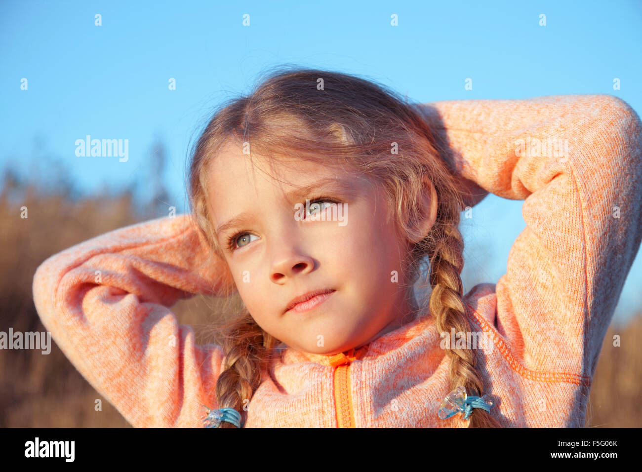 Porträt eines Mädchens mit Zöpfen Nahaufnahme im freien Stockfoto