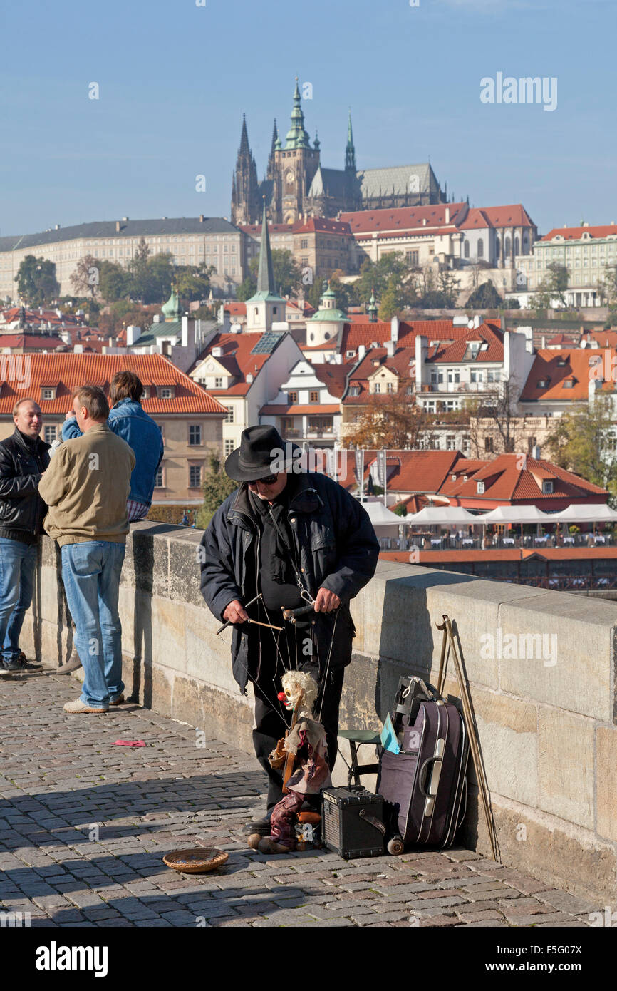 Marionetten-Spieler, Karlsbrücke (illuminierte am meisten), Prag, Tschechische Republik Stockfoto