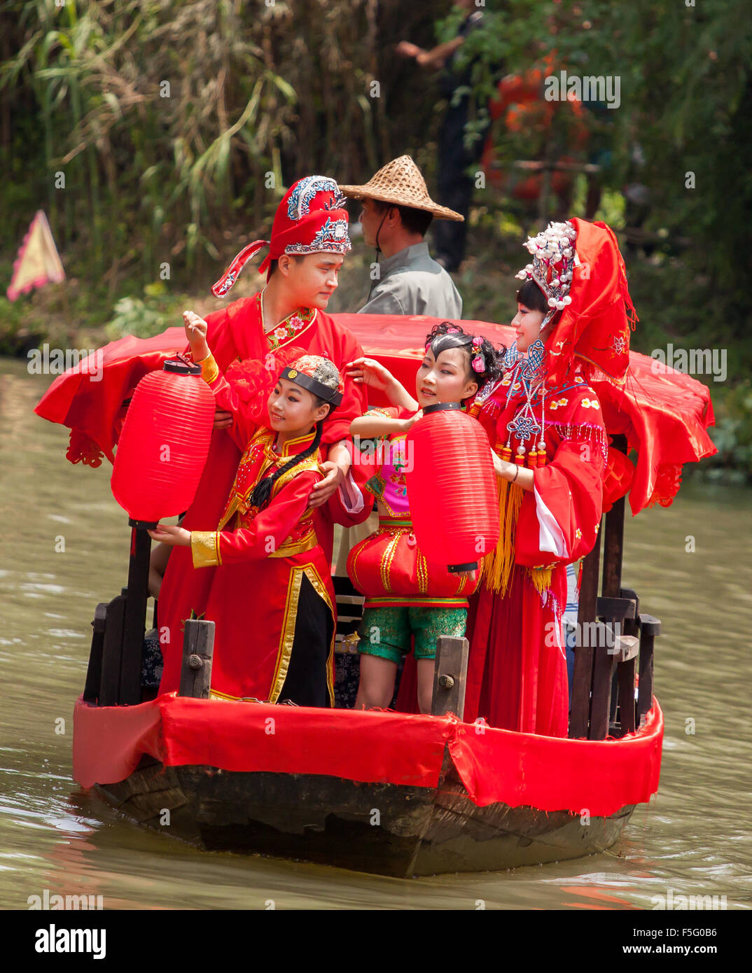 Chinesische Familie in roter Tracht während Dragon Boat Festival in Xixi Wetland Park in Hangzhou, China am 20. Juni 2015. Stockfoto