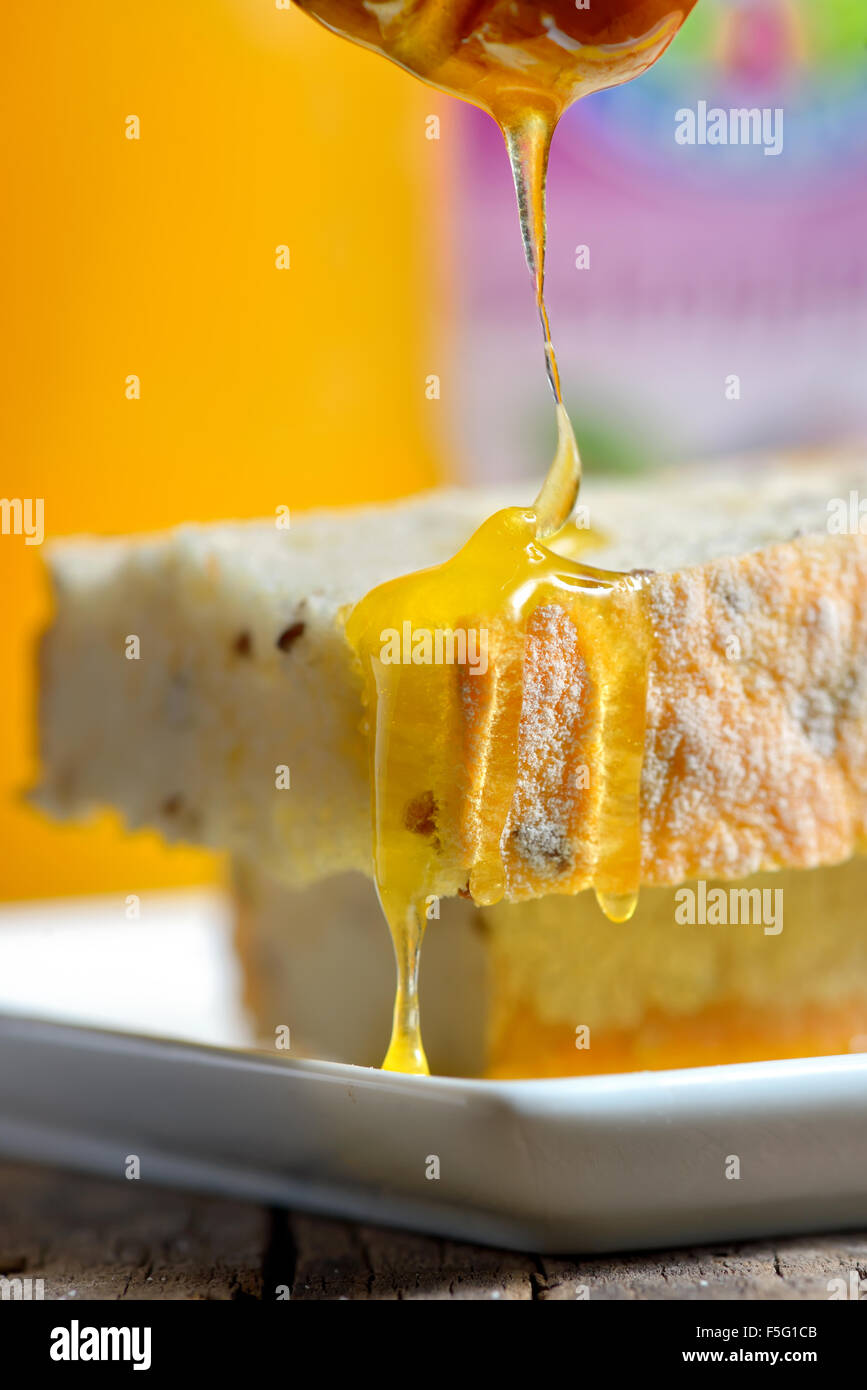 Honig in Strömen über hausgemachtes Brot Stockfoto