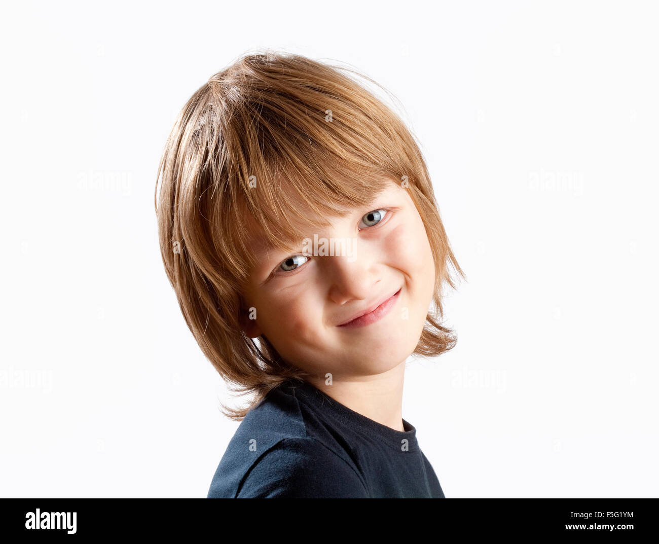 Porträt von ein netter Junge mit blonden Haaren zu Lächeln Stockfoto