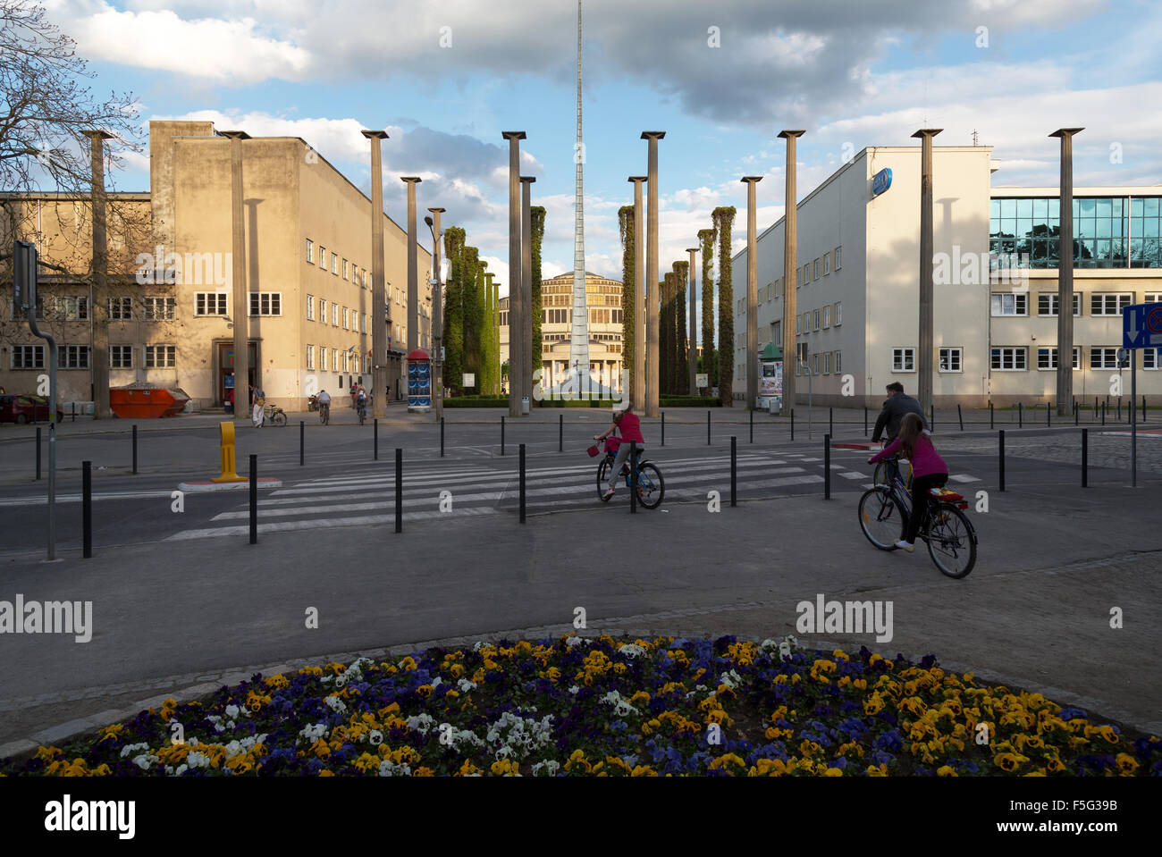 Wroclaw, Polen, die Iglica vor der Jahrhunderthalle Stockfoto
