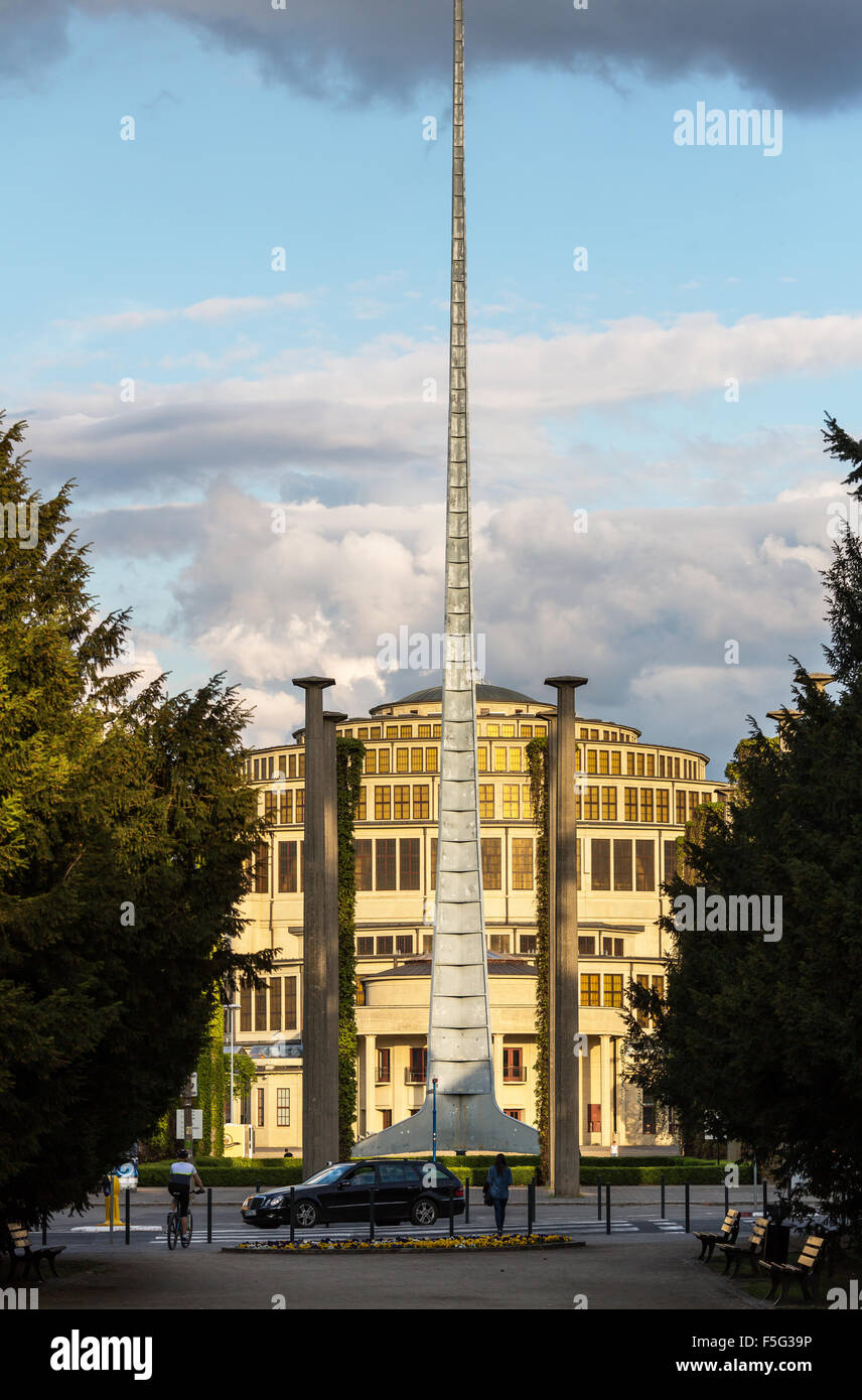 Wroclaw, Polen, die Iglica vor der Jahrhunderthalle Stockfoto