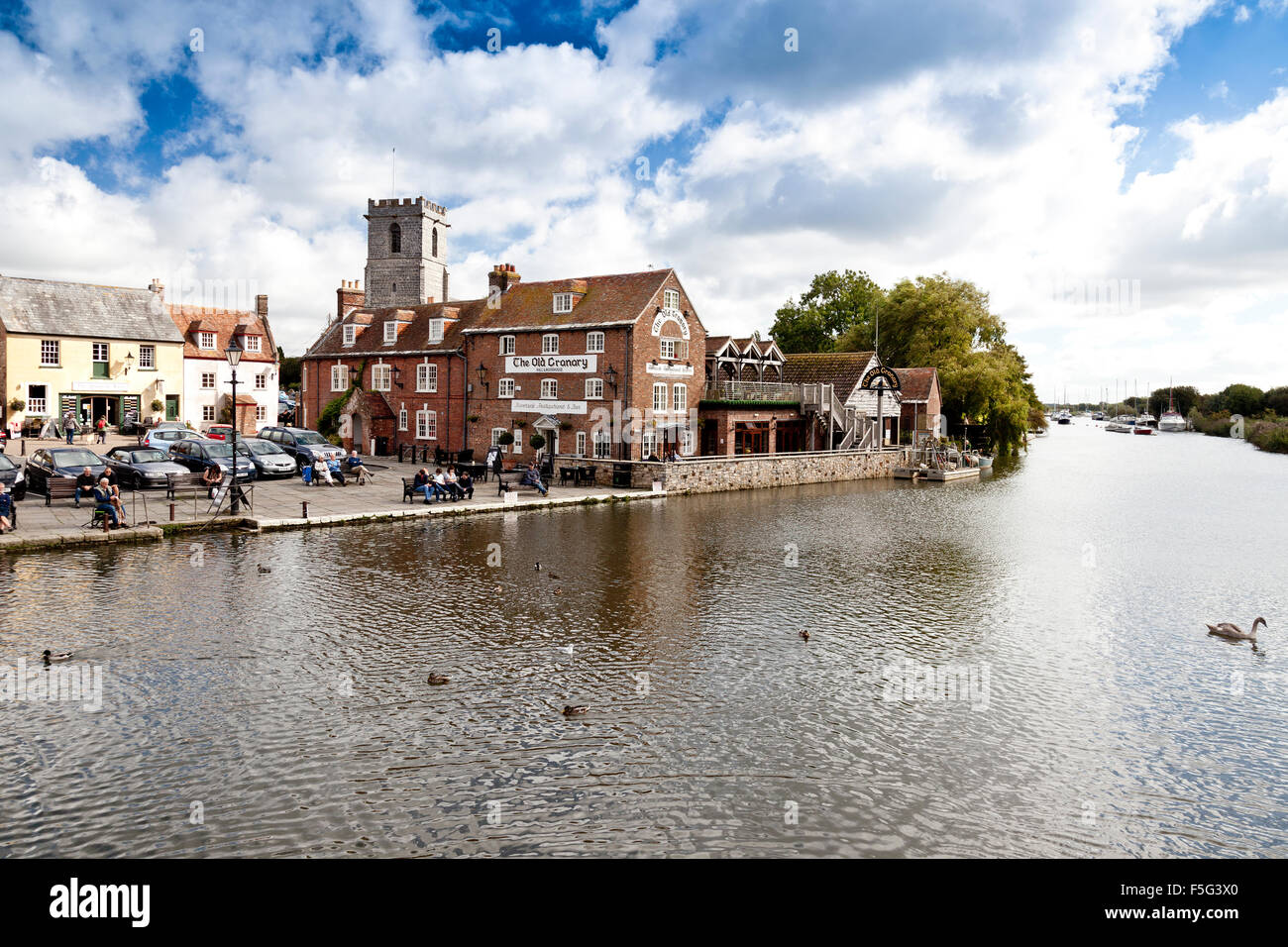 Restaurant alte Scheune und der Fluß Frome an Wareham, Dorset, England, UK Stockfoto