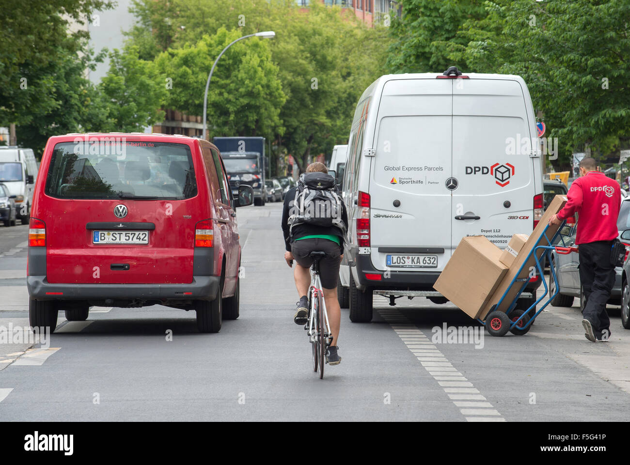 Berlin, Deutschland, Verkehr in den Köpenicker Str. In Berlin-Mitte bei Radfahrern und Verteilerverkehr Stockfoto