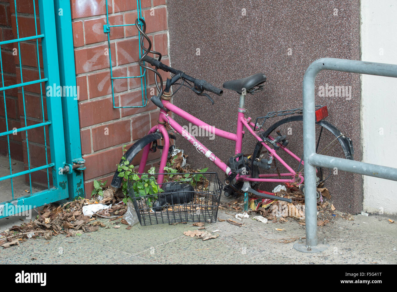 Berlin, Deutschland, Fahrrad Leiche in einer Ecke des Hauses Stockfoto