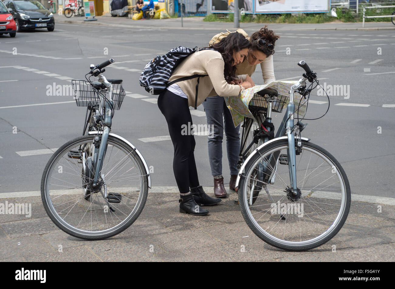 Berlin, Deutschland, Berlin-Touristen vermieten Fahrräder und Karte Stockfoto