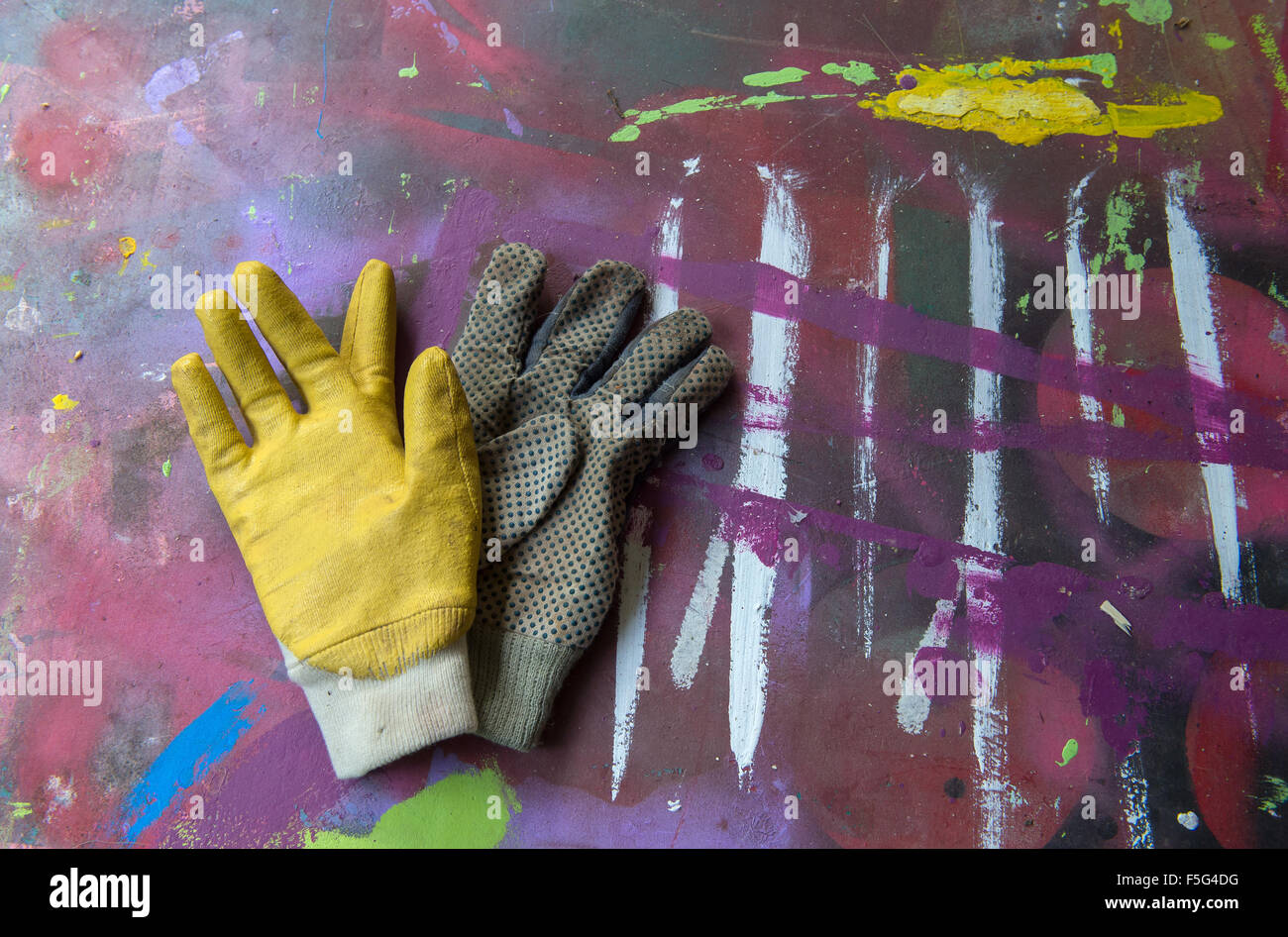 Berlin, Deutschland, arbeiten Hand Überschuh auf farbigem Hintergrund Stockfoto
