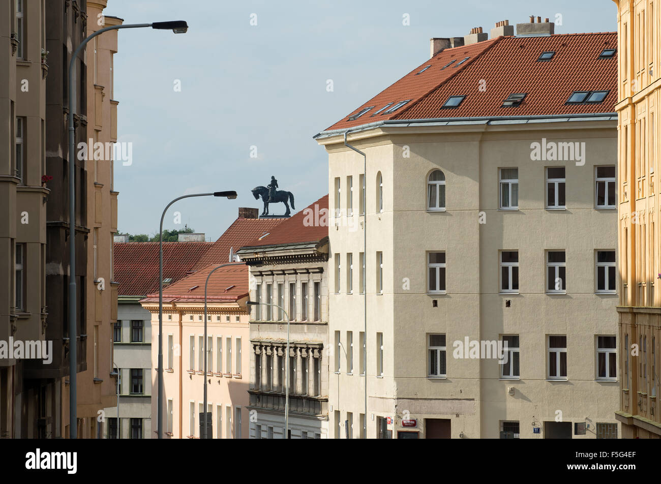 Prag, Tschechische Republik, im Wohngebiet Cajkovskeho und Jan Zizka Reiterdenkmal Stockfoto