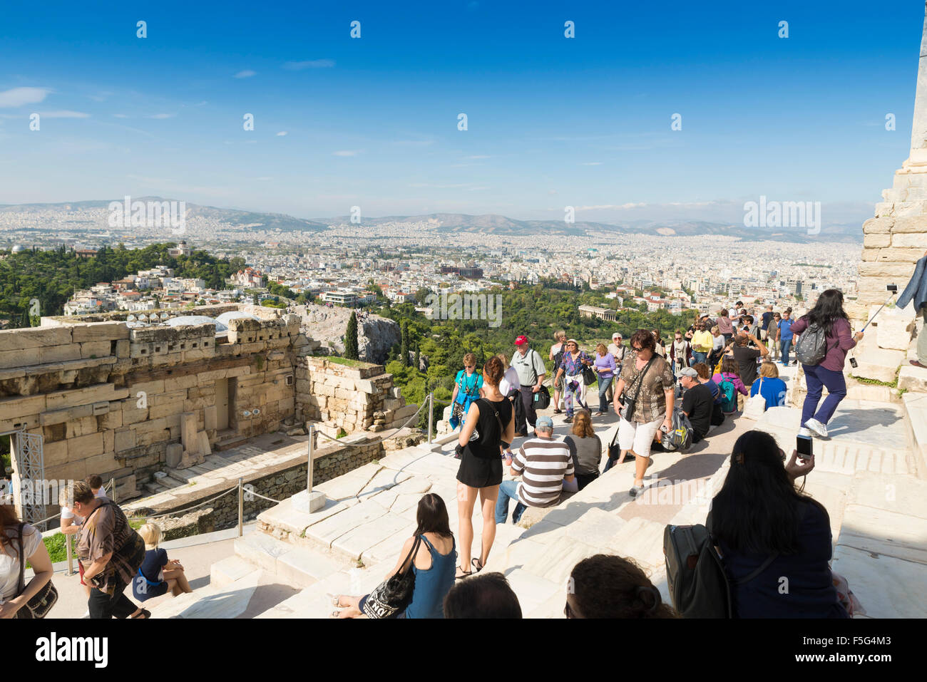 Athen, Griechenland - 26. Oktober 2015: Touristen auf der Akropolis. Im Hintergrund ist die Stadt Athen Stockfoto