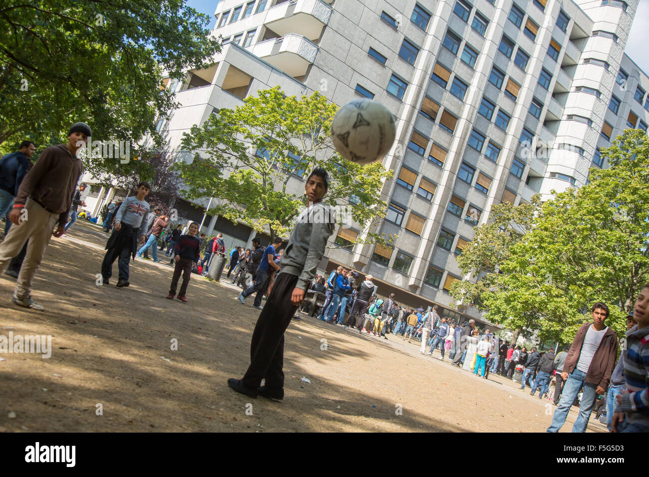 Berlin, Deutschland, Fußball junge Flüchtlingen vor dem Landesamt für Gesundheit und Soziales Stockfoto
