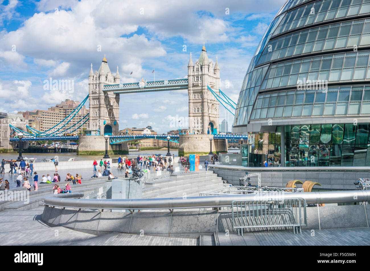 Tower Bridge London City Hall und Schaufel South bank London England UK GB EU Europa Stockfoto