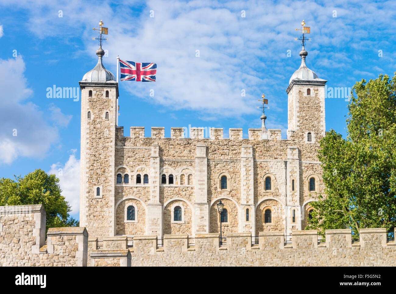 Die weißen Turm und Burg Wänden Tower von London anzeigen Stadt von London England GB UK EU Europa Stockfoto