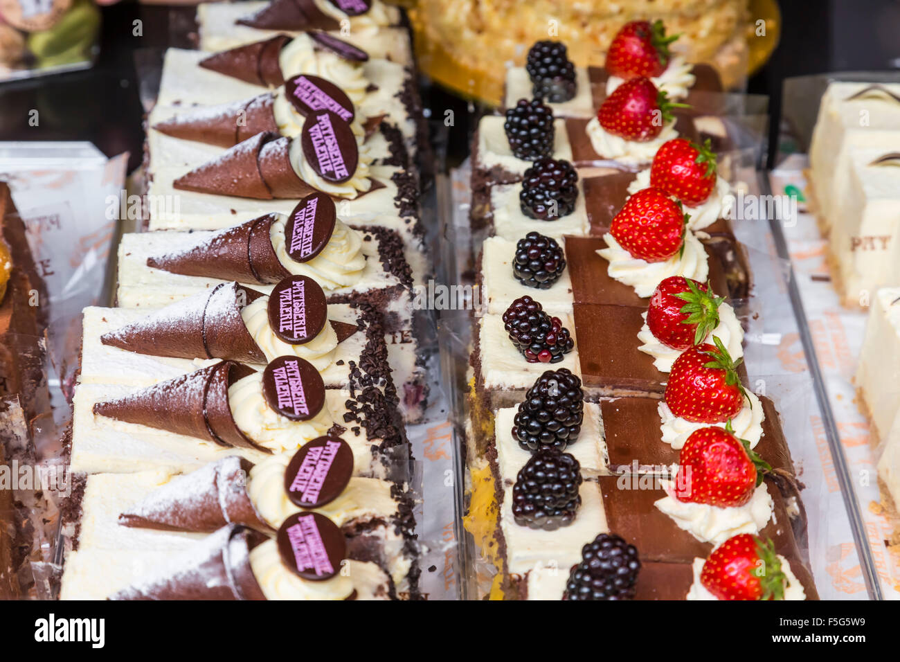 Cremekuchen zum Verkauf in einer Patisserie Valerie Café Schaufenster, Großbritannien Stockfoto