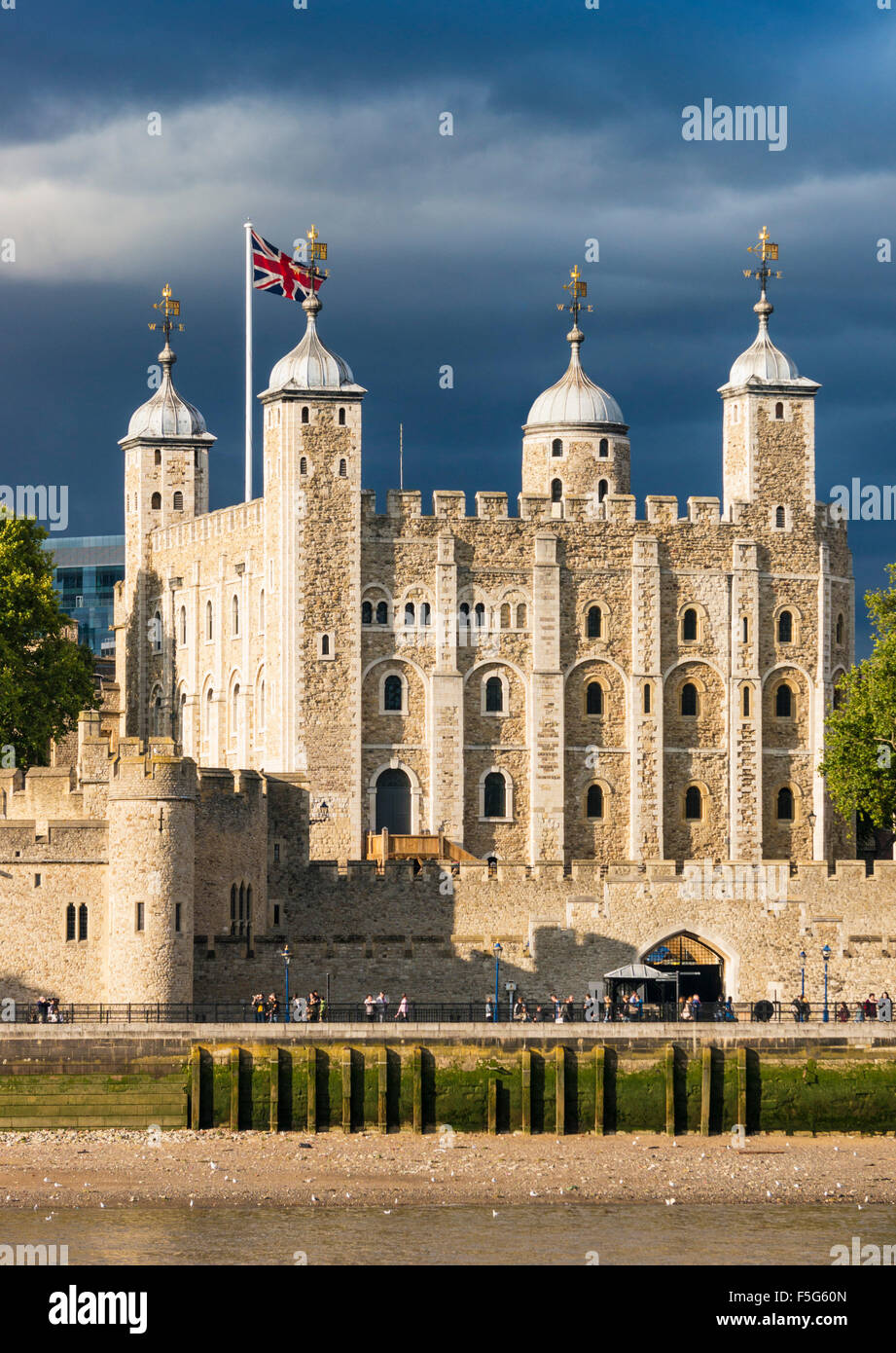 Die weißen Turm und Burg Wänden Tower von London anzeigen Stadt von London England GB UK EU Europa Stockfoto