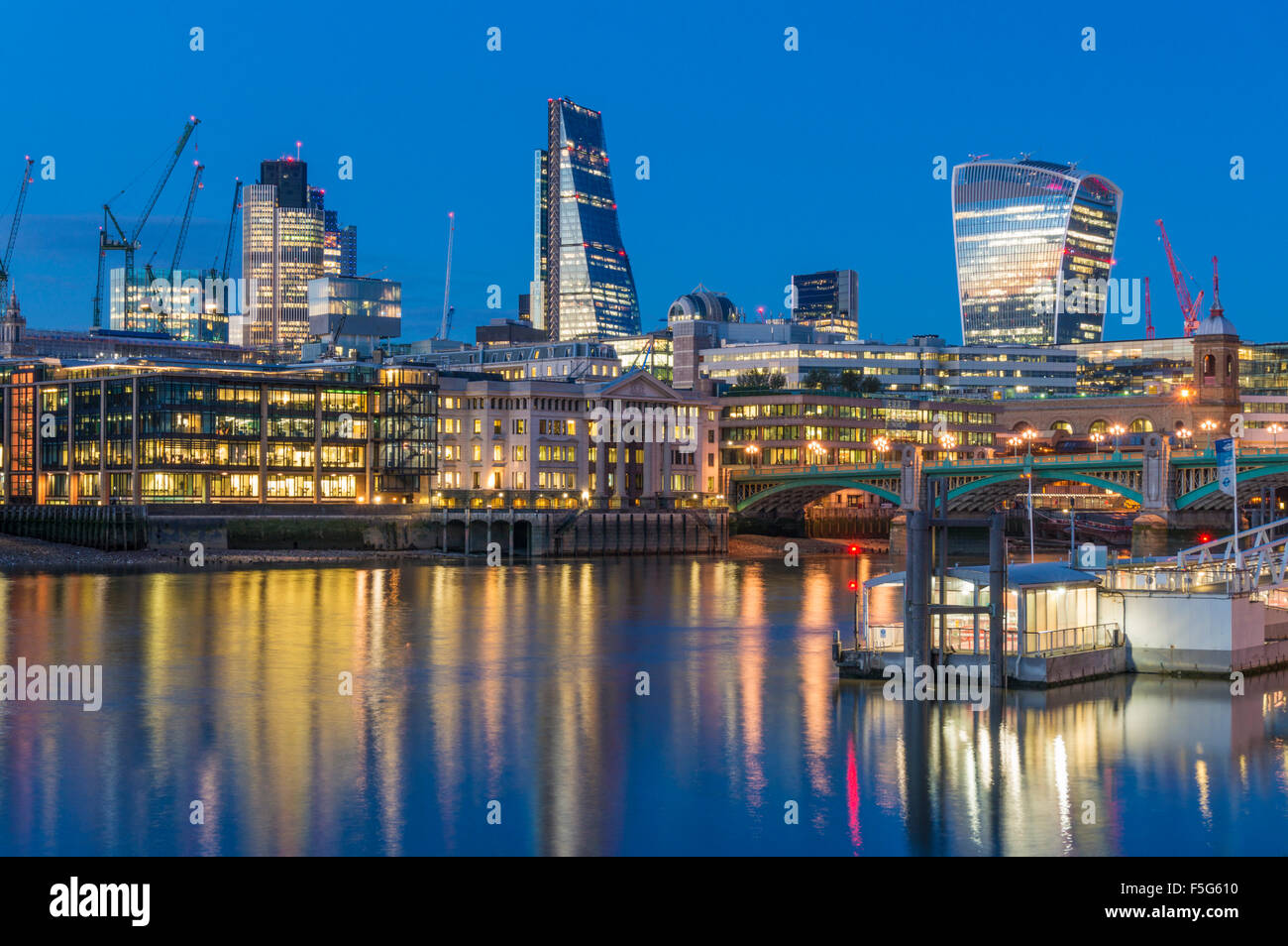 Der Londoner Skyline Finanzviertel Wolkenkratzern bei Sonnenuntergang River Thames Stadt London UK GB EU Europas Stockfoto
