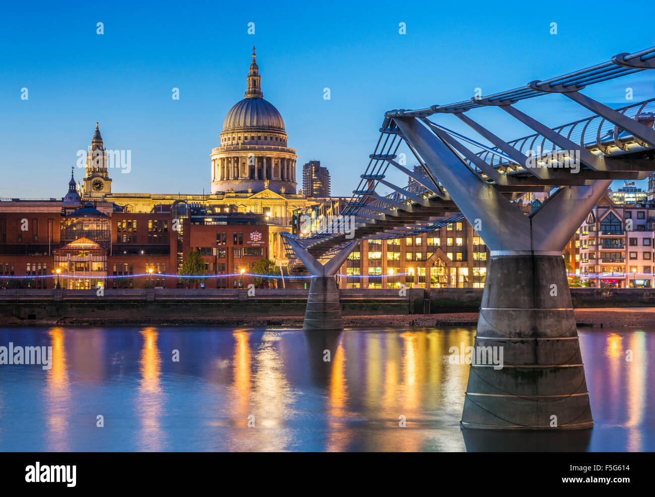 St Pauls Cathedral Millennium Bridge und der Londoner City Skyline bei Nacht Themse Stadt London UK GB Europa Stockfoto