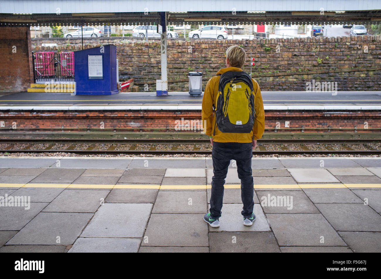 Warten auf einen Zug am Bahnhof Truro, Cornwall, UK Stockfoto