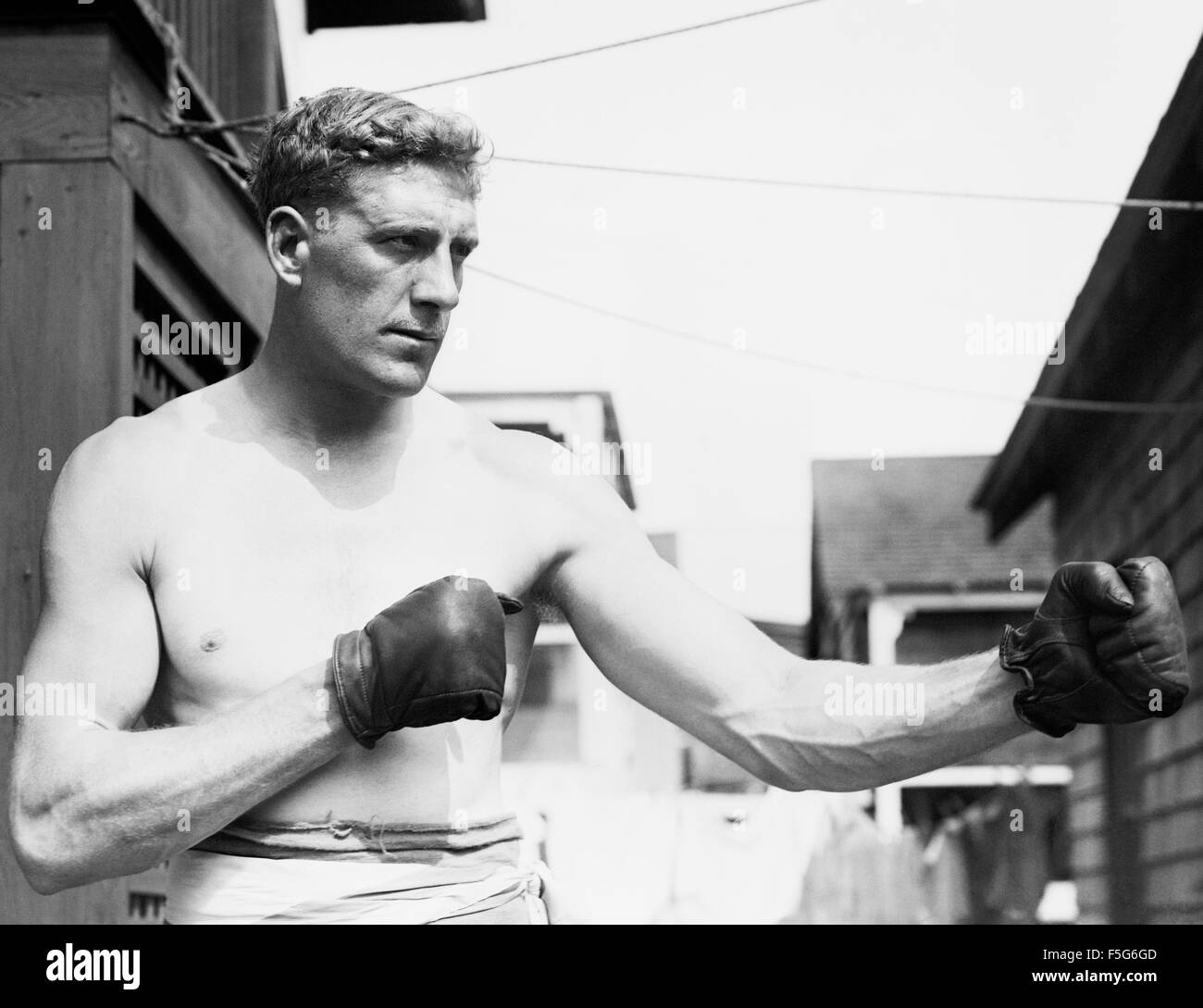 Vintage Foto von englischen Schwergewichts-Boxer Bombardier Billy Wells (1889 – 1967). Brunnen, aus dem East End von London, war britischen und Commonwealth-Schwergewichts-Champion von 1911 bis 1919. Er war auch bekannt als einen frühen Rang "Gongman" - die Person, die auffallend großen Gong zu Beginn der Rank Organisation Filme gesehen. Stockfoto