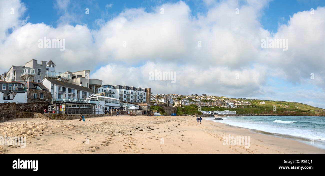 Blick auf Porthmeor Beach gesehen von der Insel Halbinsel, Cornwall, England, UK Stockfoto