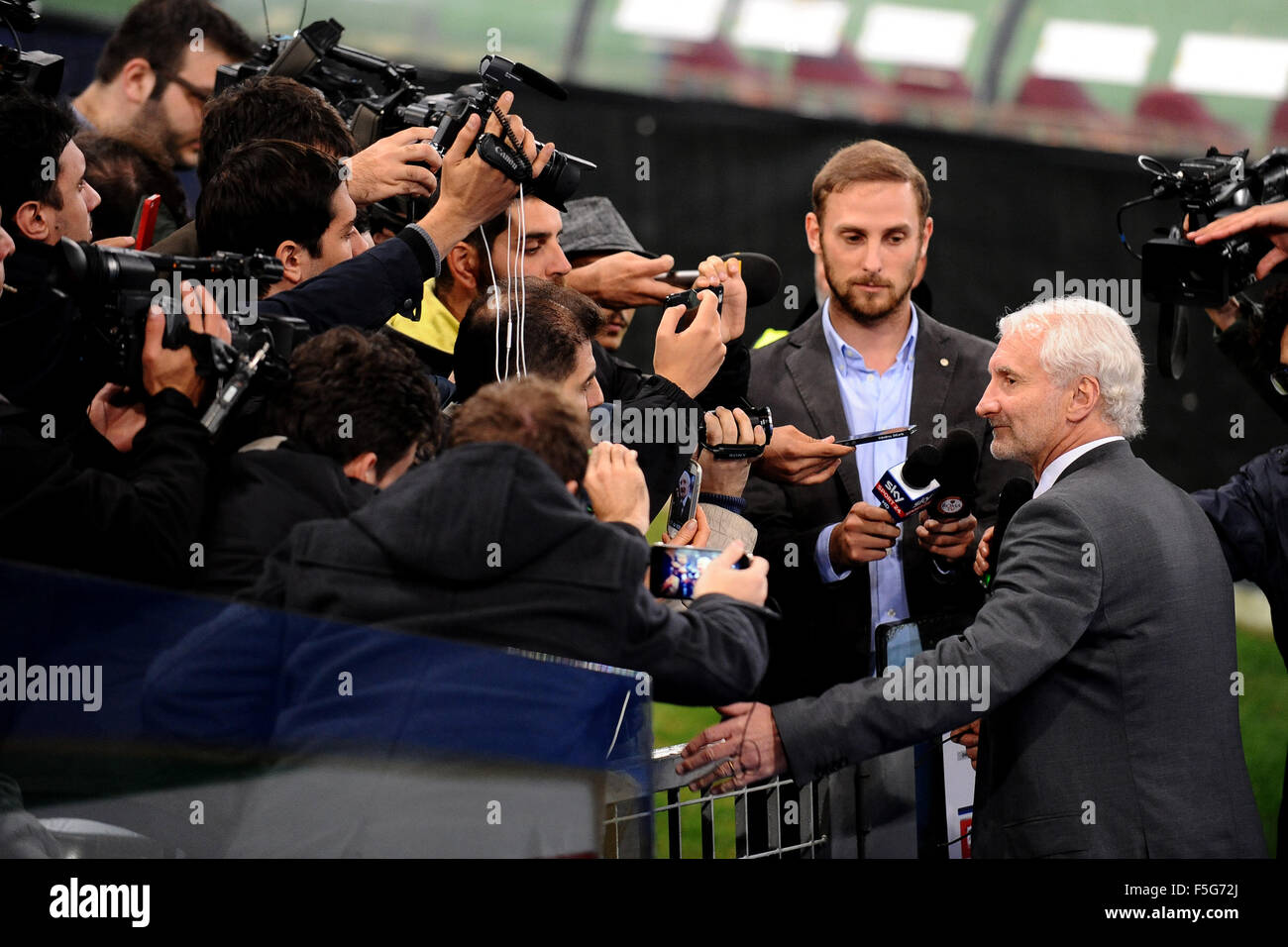 Rom, Italien. 3. November 2015. Leverkusens Teamchef Rudi Völler wird während des Trainings vor der Champions-League-Gruppe E-Fußballspiel zwischen dem AS Rom und Bayer Leverkusen in Rom, Italien, 3. November 2015 von italienischen Journalisten interviewt. Foto: Giuseppe Maffia/Dpa/Alamy Live News Stockfoto