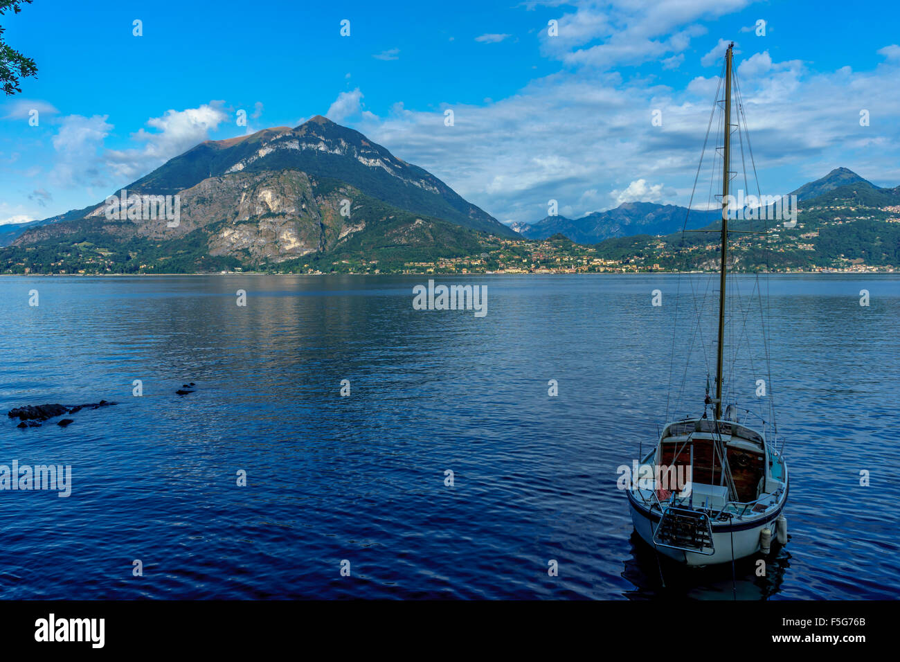 Ein einsames Boot schwimmt im Hafen von Varenna. Varenna, Comer See. Stockfoto