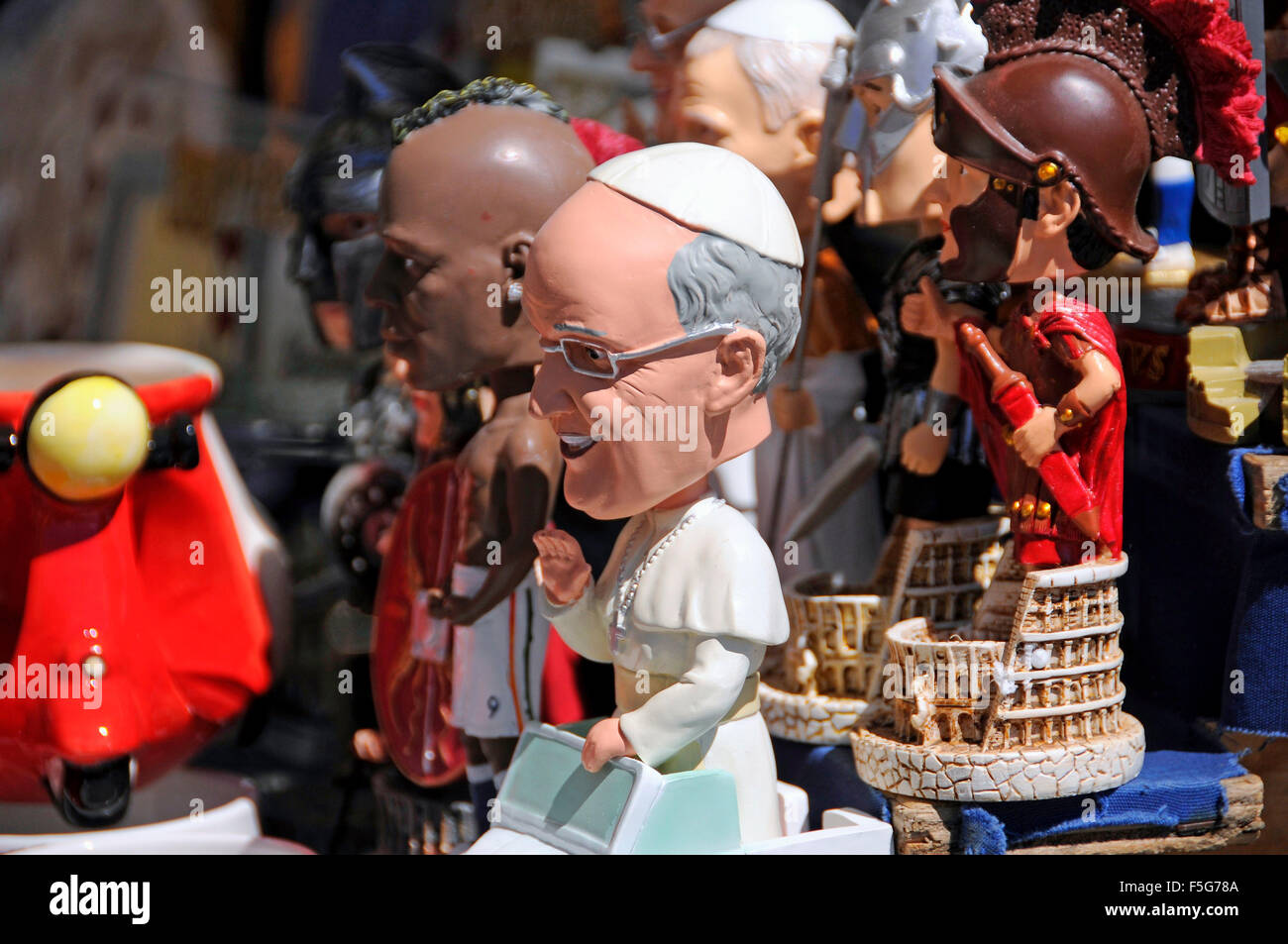 Souvenir-Stall in der Vatikanstadt mit Figuren der Papst Francis, Gladiatoren und Fußballer Balotelli in Rom, Italien Stockfoto