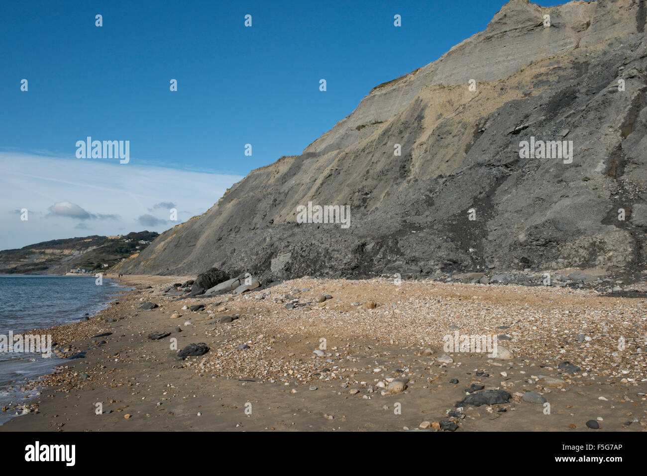 Charmouth Strand an der Jurassic Coast of Dorset mit den letzten Stein fällt der fossilen tragen blaue Lias oder Tonstein Stockfoto