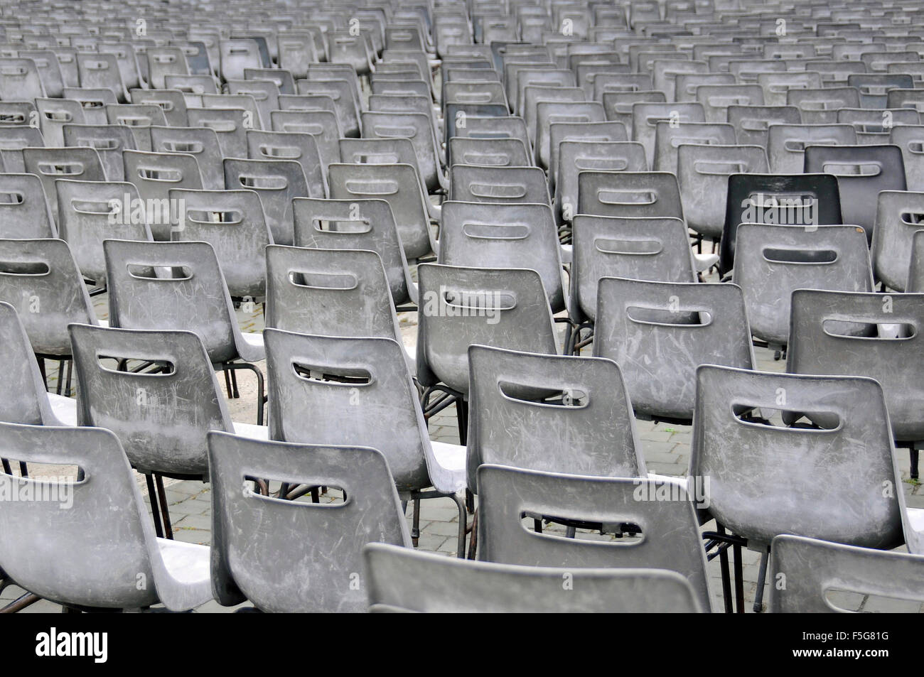 Stuhlreihen leeren grauen Kunststoff angelegt in St. Petersplatz, Vatikan, Rom Stockfoto