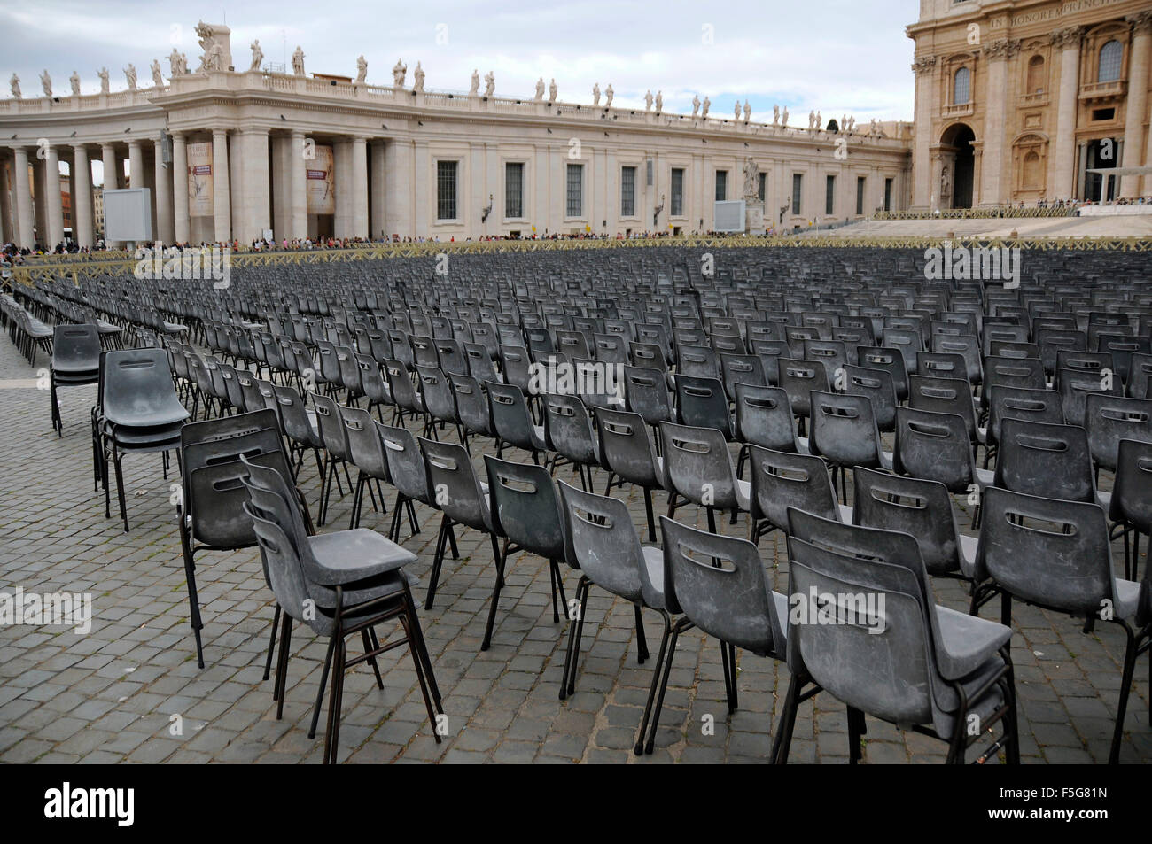 Lange Reihen von grauen Plastikstühlen angelegt in St. Petersplatz, Vatikan, Rom Stockfoto