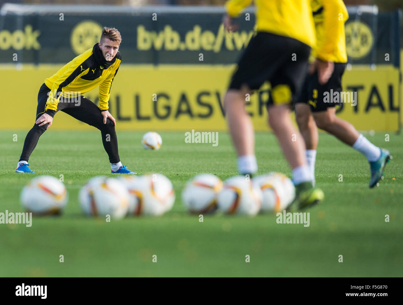 Dortmund, Deutschland. 4. November 2015. Borussia Dortmund Marco Reus erstreckt sich während eines Team-Trainings im Trainingszentrum in Dortmund, Deutschland, 4. November 2015. BVB stellen Gabala FC aus Aserbaidschan in einem UEFA-Champions-League-Gruppenspiel am 05 November. Foto: BERND THISSEN/Dpa/Alamy Live-Nachrichten Stockfoto