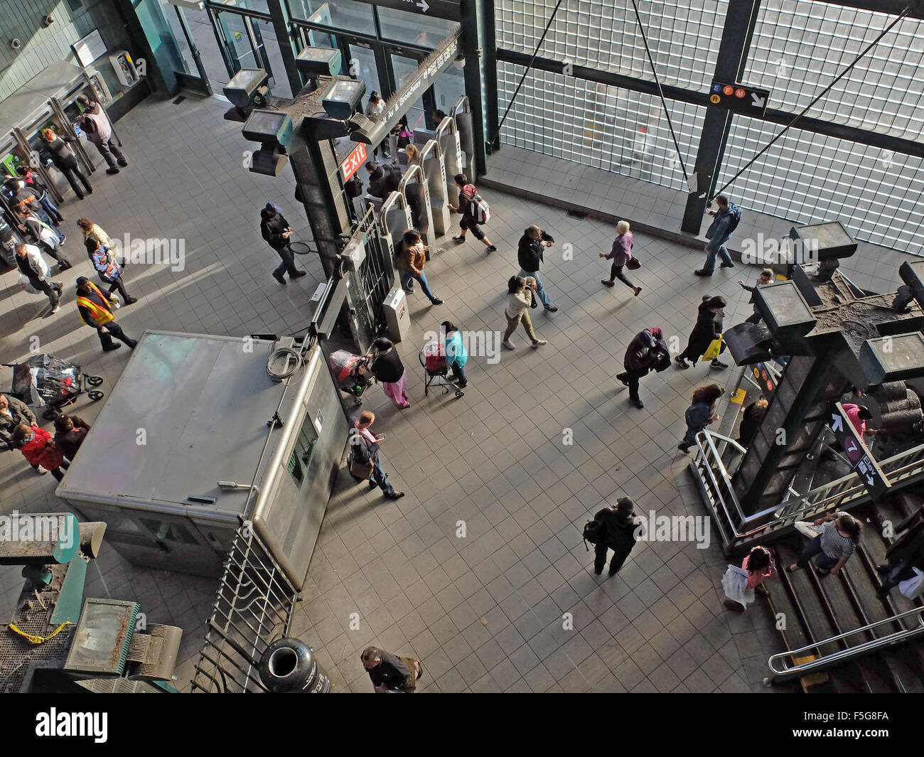 Ein Blick von oben auf der Broadway 74th Street u-Bahnstation in Jackson Heights, Queens, New York. Stockfoto