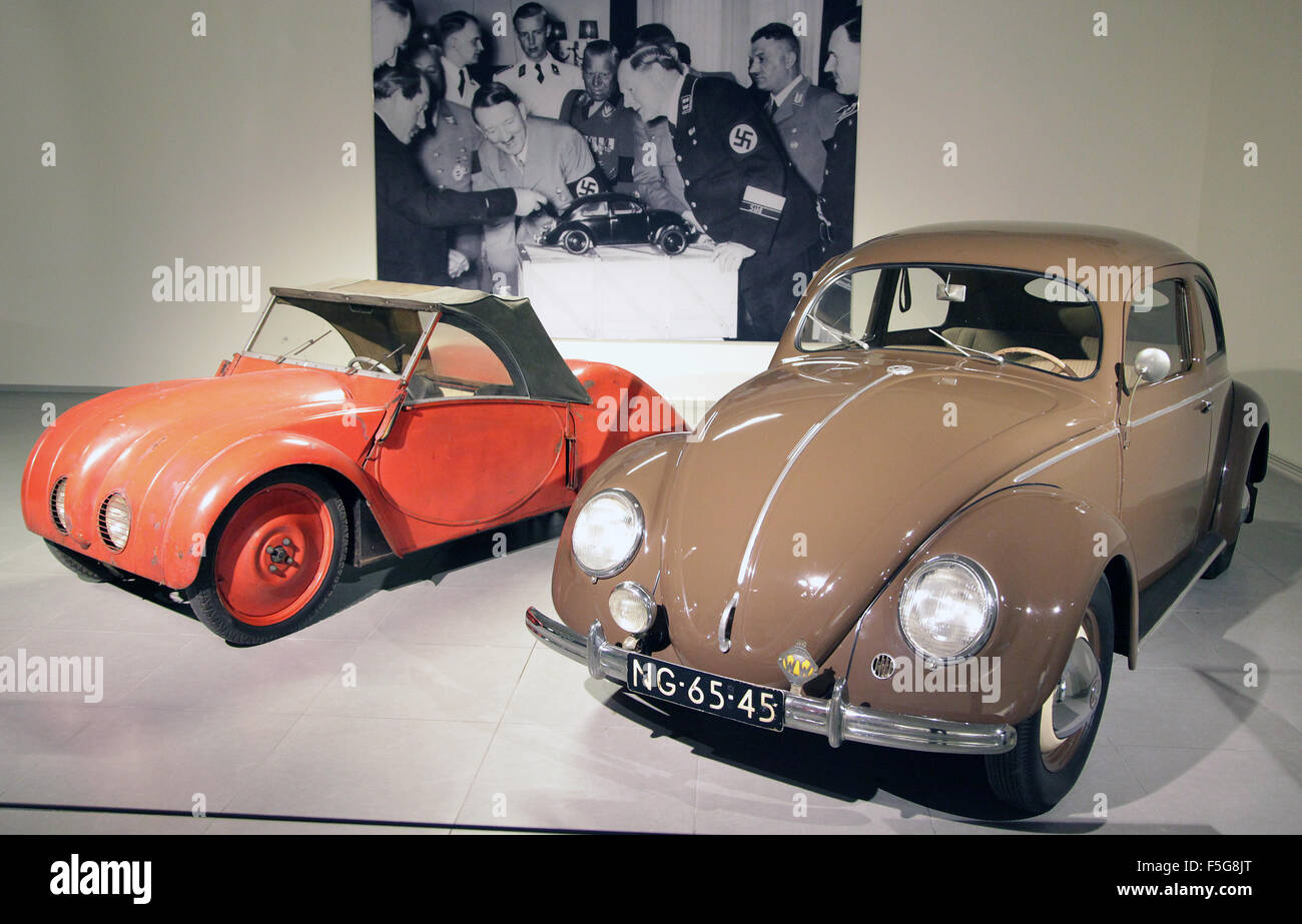Oldtimer Veteran Auto Volkswagen Beetle DeLuxe 1951 vier Zylinder 90 PS 1,1  Liter und der schnelle Schweizer Volkswagen 1946 Stockfotografie - Alamy