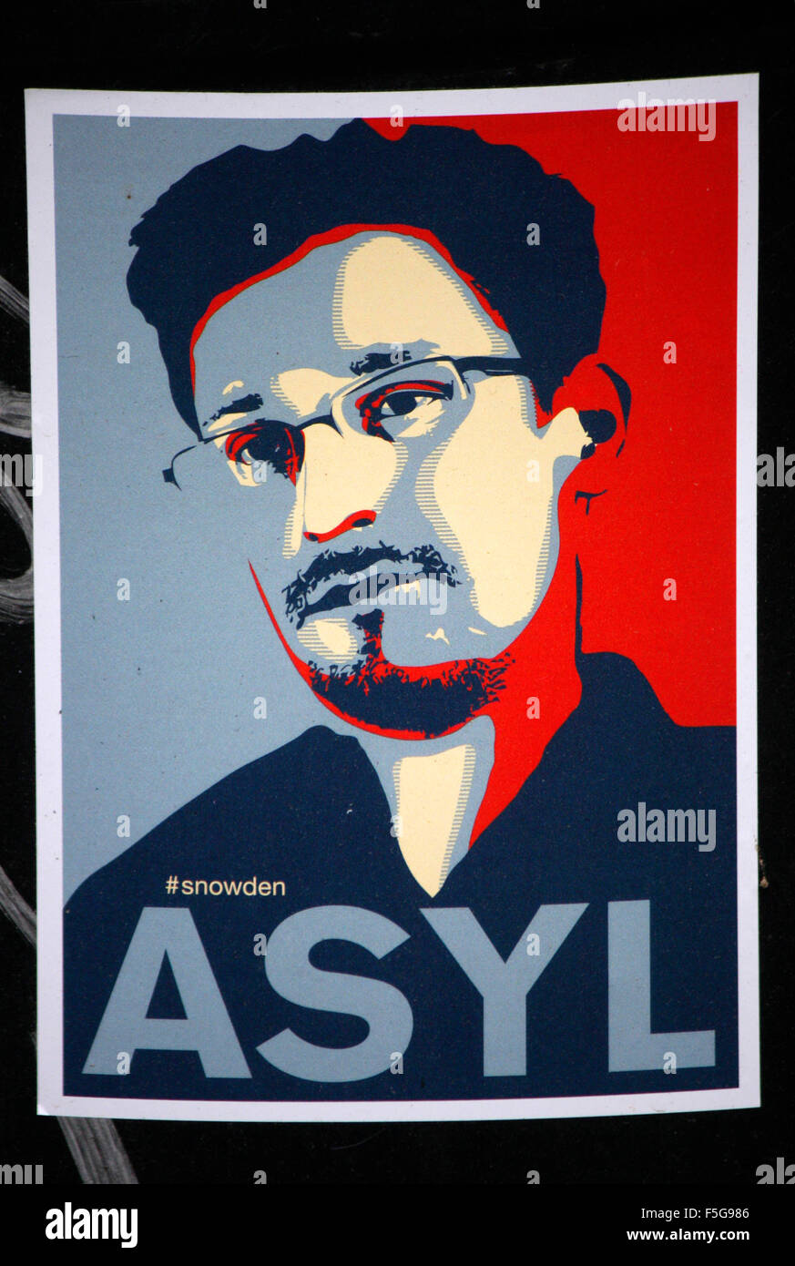 Sticker Mit Dem Porträt von Edward Snoden Und Dem Slogan "Asyl", Berlin-Tiergarten. Stockfoto