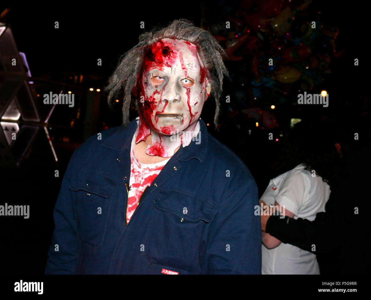 10. Oktober 2015 - BERLIN: Schauspieler verkleidet als Zombies auf einer Werbeveranstaltung für eine anstehende Party-Serie in Berlin. Stockfoto