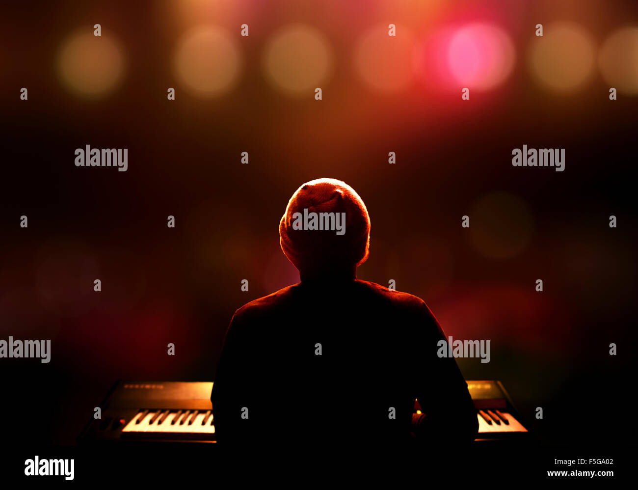 Pianist den Synthesizer spielen live auf der Bühne. Von hinten gesehen mit extrem flachen DOF Stockfoto