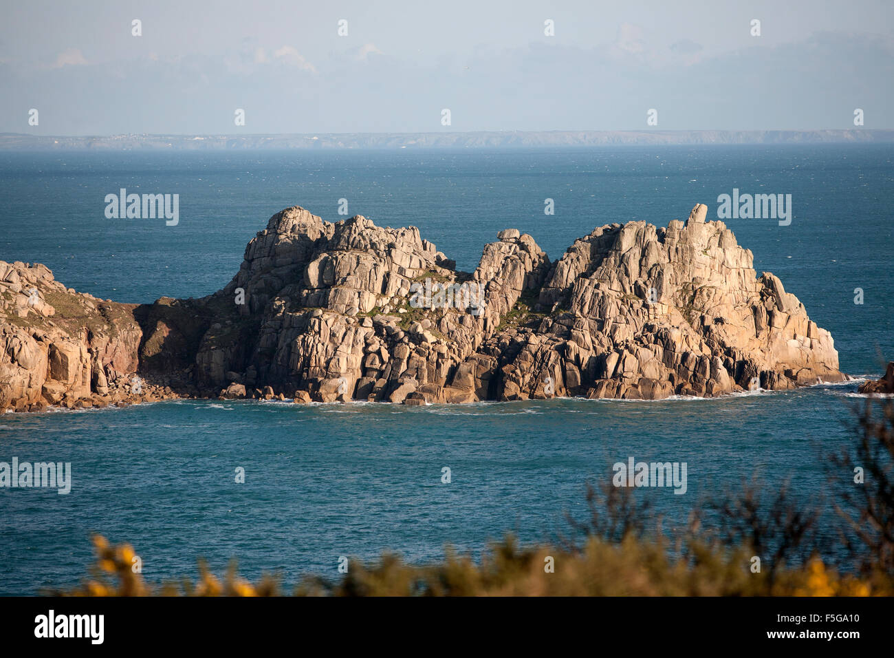 Blaues Meer am Logan Rock, Cornwall Stockfoto