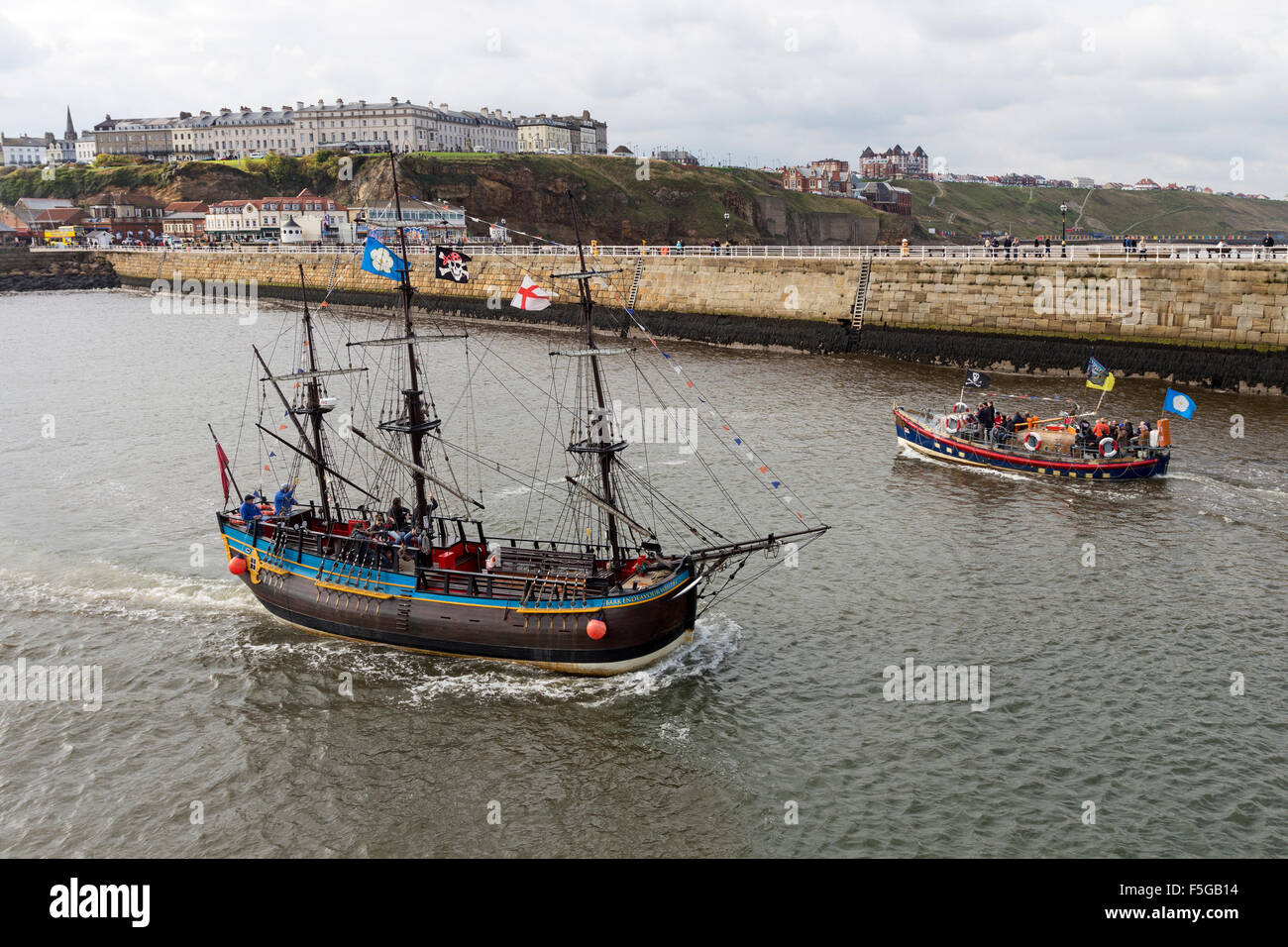 Die Bark Endeavour Whitby, den Hafen verlassen und Weitergabe der alten Rettungsboot, Whitby North Yorkshire UK Stockfoto