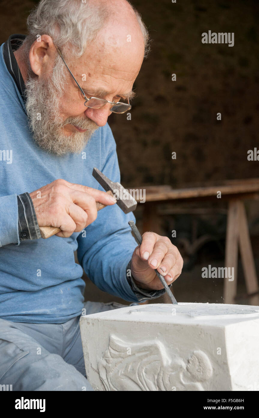 Stone mason Carving Mauerwerk, Chateau De La Greve Stockfoto