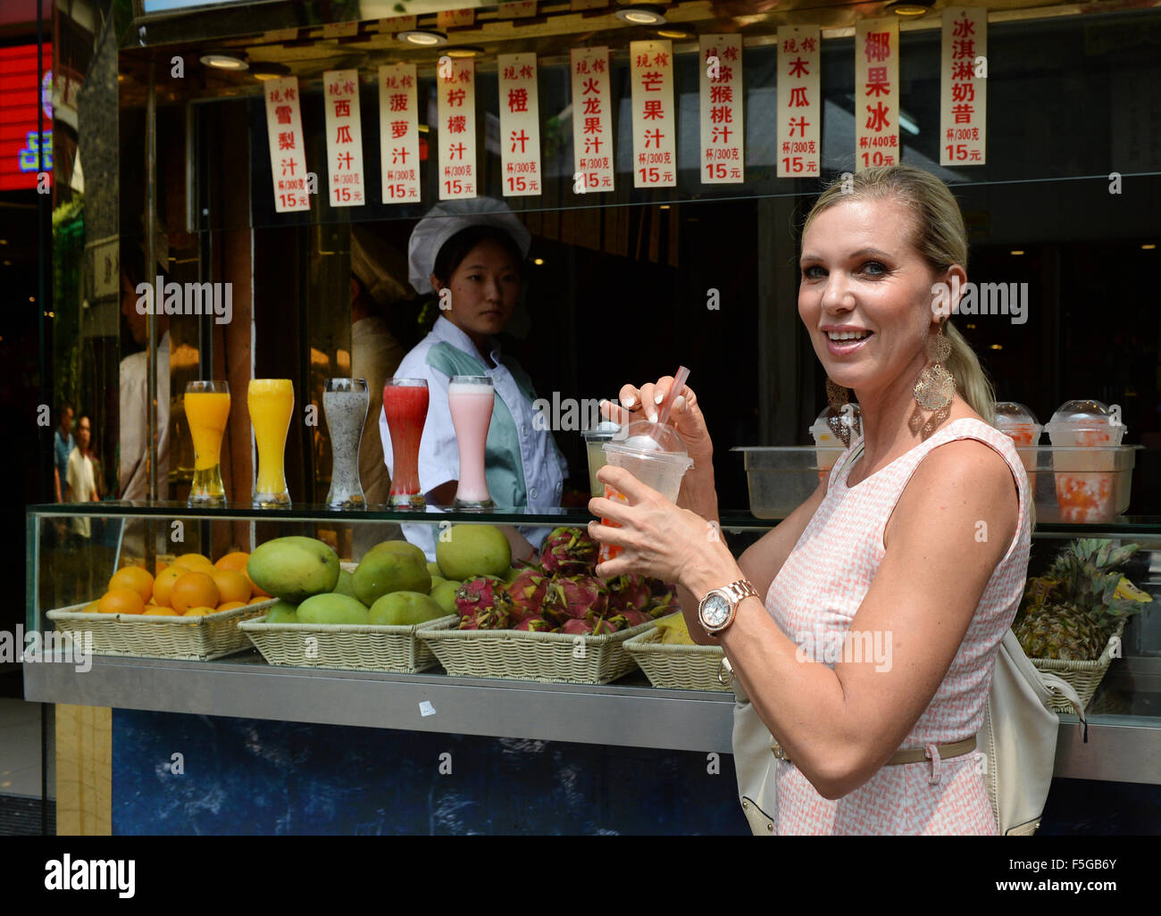 Dpa-exklusiv - Maja Synke Prinzessin von Hohenzollern, versucht ein frisches Glas Saft bei ihrem Besuch in der alten Stadt von Shanghai, China, 30. August 2015. Die Prinzessin von Hohenzollern präsentiert ihre gestaltete Kollektion für Hunde, Katzen und Kleintiere für Haustier Fasion Label Trixie auf der "Pet Fair Asia" während ihres Besuches in der Metropolregion von Shanghai im Osten Chinas.   Foto: Jens Kalaene/dpa Stockfoto