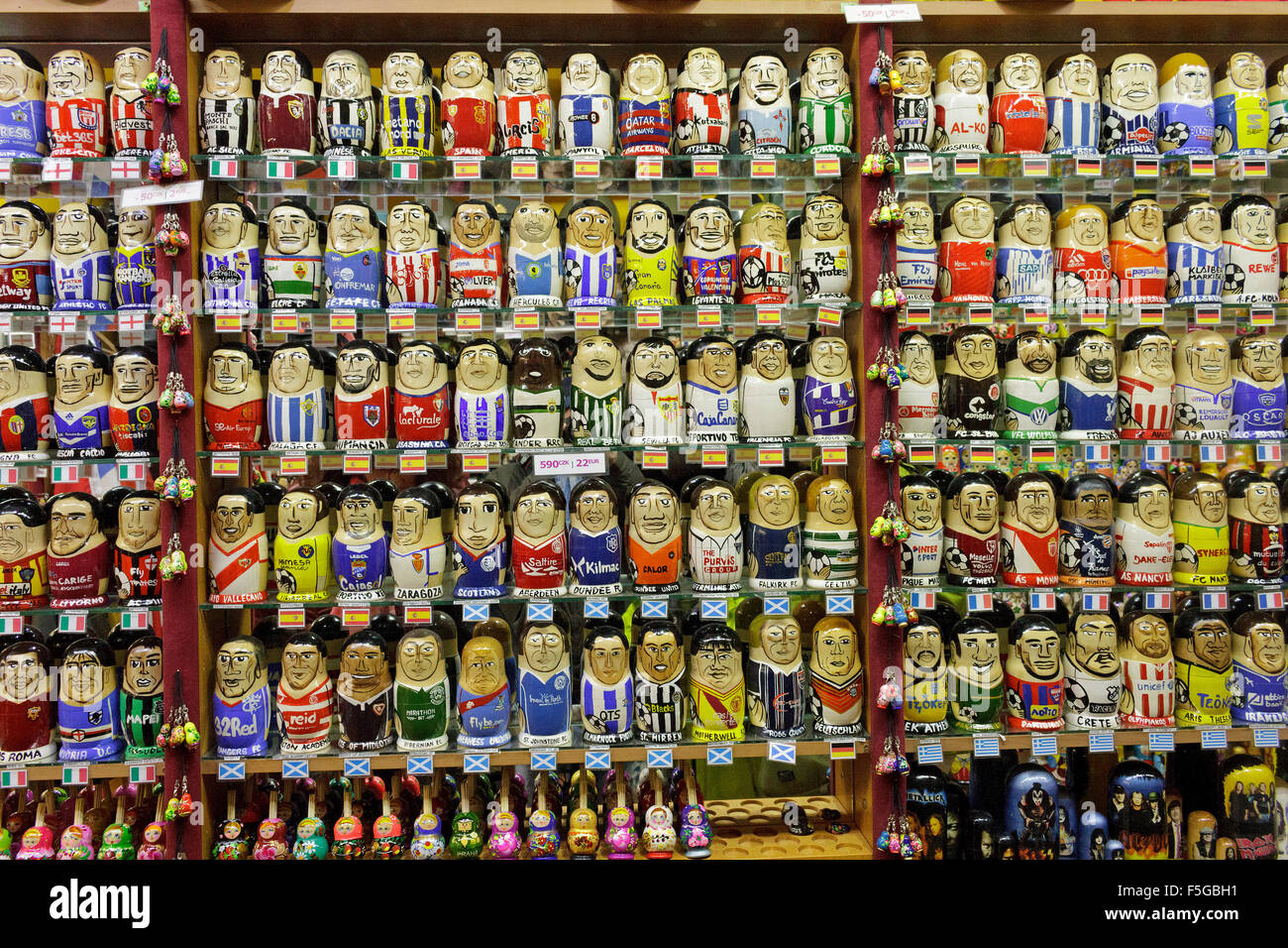 Souvenir-Shop Verkauf von Matrjoschkas internationalen Fußball Mannschaften, Altstadt, Prag, Tschechische Republik Stockfoto