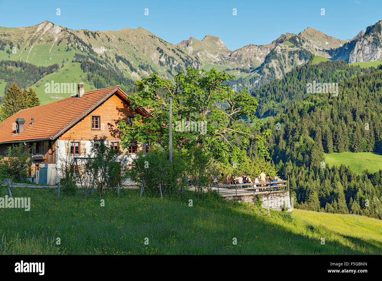 La Pinte de Mossettes ist ein hervorragendes Restaurant in den Bergen. Cerniat, Gruyère, Schweiz. Stockfoto