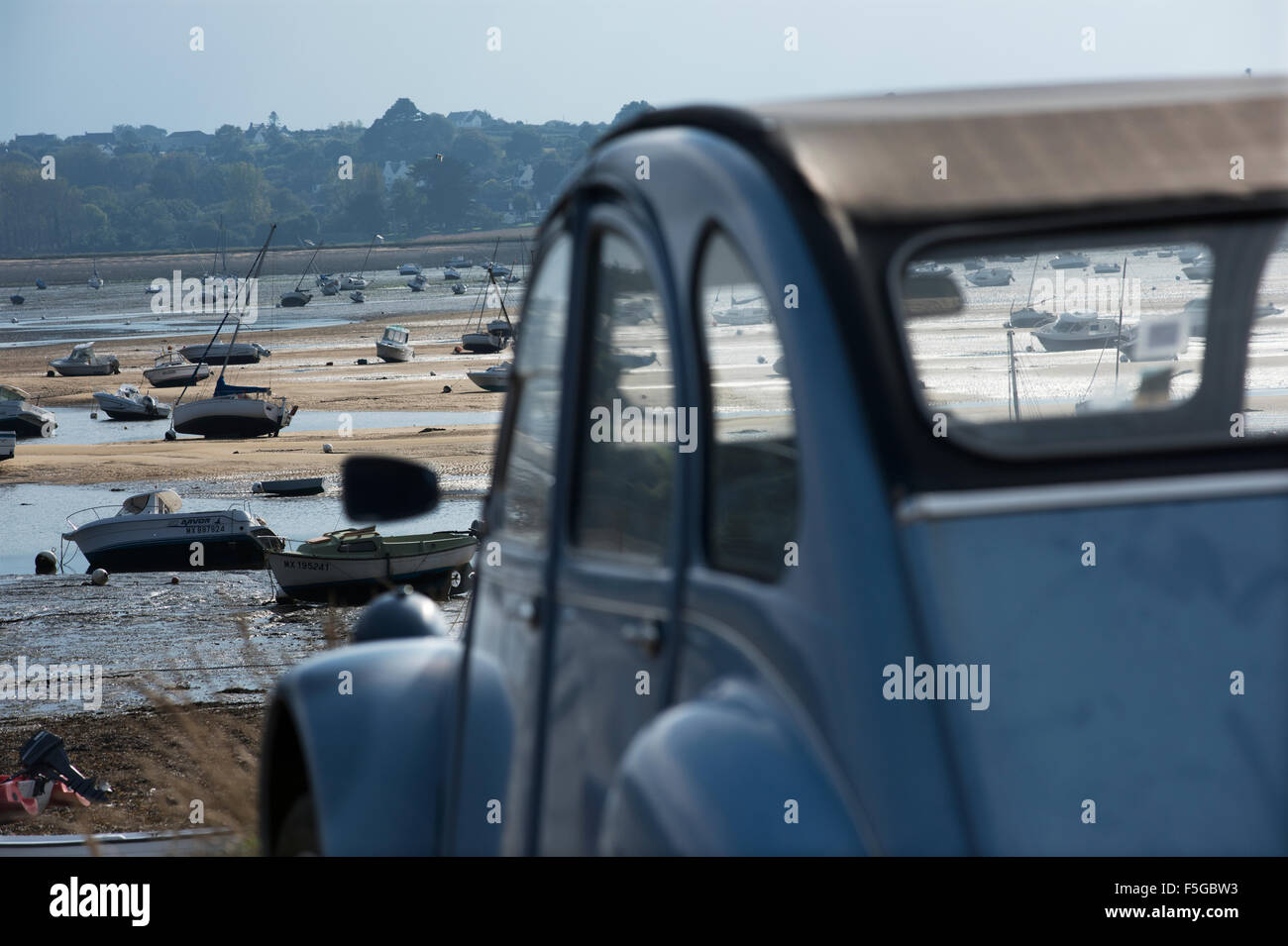 Le Diben, Plougasnou. Windsurfen und Segeln in der Bucht von Morlaix off Le Diben, Bretagne, Frankreich. Oktober 2015, Citroen 2CV, Auto Stockfoto