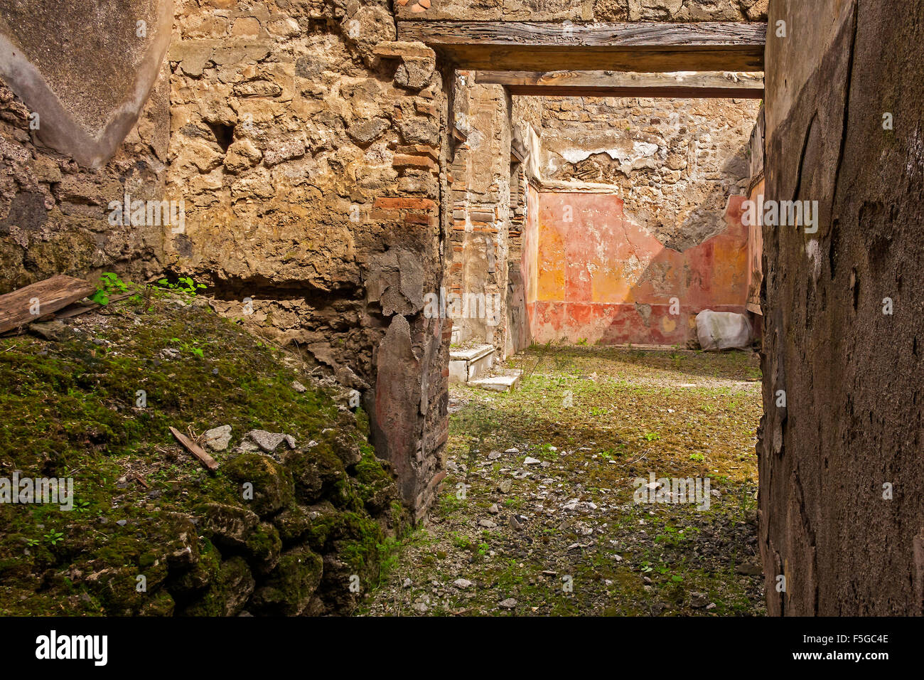 Ruine mit hölzernen Türsturz und verputzte Wand-Pompeji-Italien Stockfoto