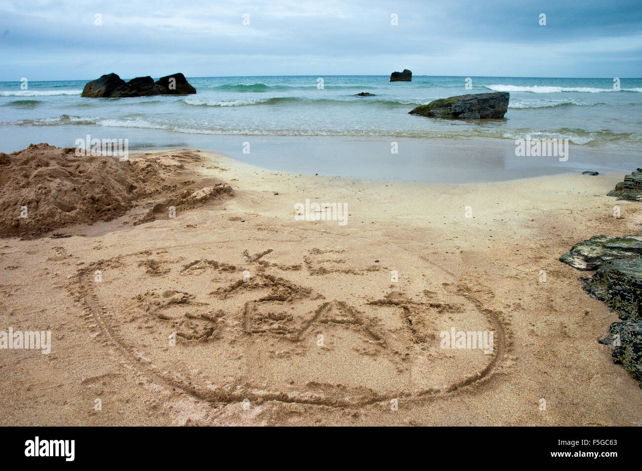 Ruhigen Winter Strand mit Schild auf dem Sand angeregt wird, ruhen Stockfoto