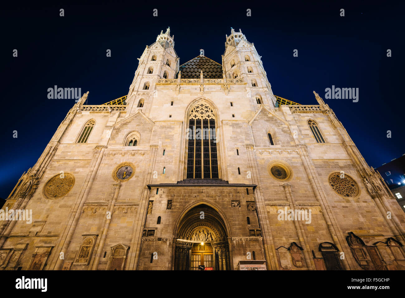 Der Stephansdom in der Nacht, am Stephansplatz in Wien, Österreich. Stockfoto
